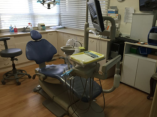 EK Dental Surgery | Dental Chair with Monitor - Dentist Glen Waverley